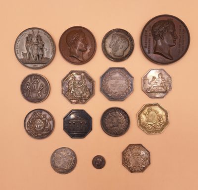 toutes ces pièces accrochées au mur