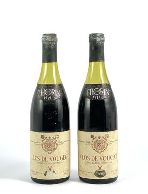 deux bouteilles de vin posées l'une à côté de l'autre sur une surface blanche