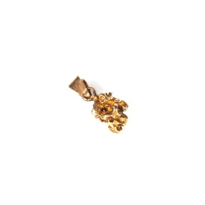 une image représentant un pendentif en or orné d'une fleur