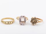trois bagues en or, dont l'une sertie d'un améthyste et l'autre d'un diamant