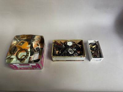 deux boîtes contenant des objets divers, posées sur une table