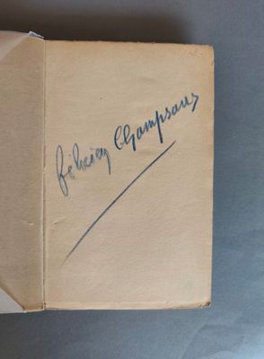 un vieux livre écrit posé sur une table