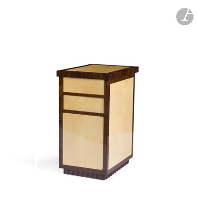 l'image d'une petite table surmontée d'un tiroir