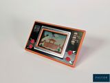 une petite console de jeux orange sur laquelle figure une image
