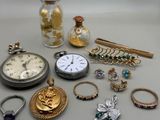 un grand nombre d'objets différents posés sur une table