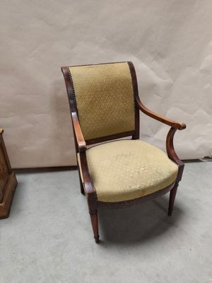 paire de chaises anciennes en bois avec accoudoirs rembourrés