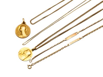 plusieurs types de colliers et de chaînes en or posés sur un fond blanc