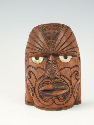 masque en bois sculpté représentant le visage et les yeux d'un homme