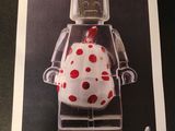 une image représentant une photo en noir et blanc d'une figurine Lego parsemée de taches rouges