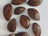 six morceaux de chocolat sont disposés en cercle sur une surface blanche