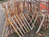 un tas de bâtons en bois posé au bord de la route
