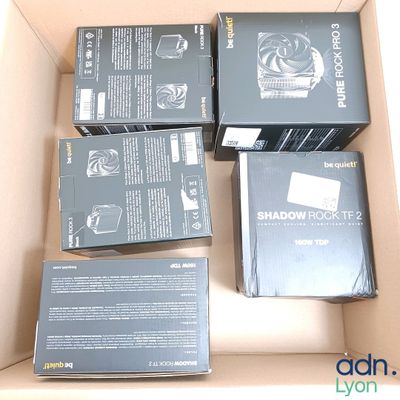 six cartons contenant différents types d'équipements électroniques dans un seul carton