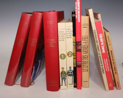 plusieurs livres sont empilés sur une table