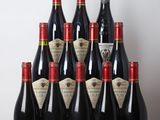 un lot de bouteilles de vin posées sur une table en bois