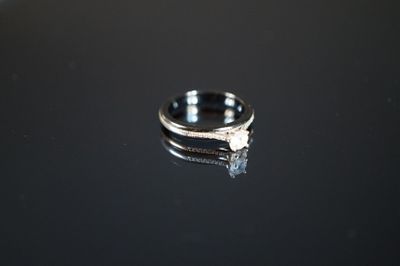 une bague posée sur une table
