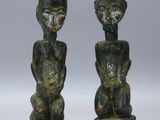 une paire de figurines en bois sculpté représentant un homme et une femme