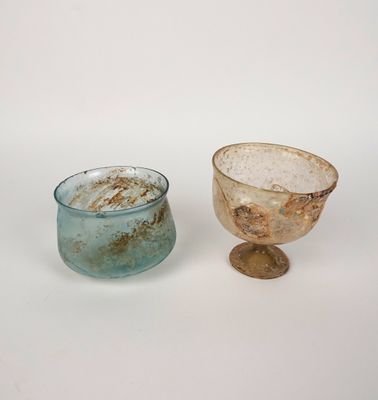 deux petits bols posés l'un à côté de l'autre sur une surface blanche