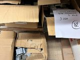 une pile de cartons posée par terre à côté d'un évier