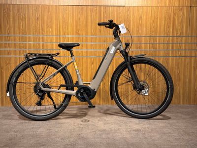 une photo d'un vélo garé dans un garage