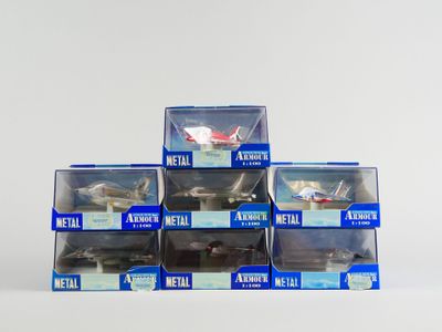 six boîtes de maquettes d'avions assorties empilées les unes sur les autres
