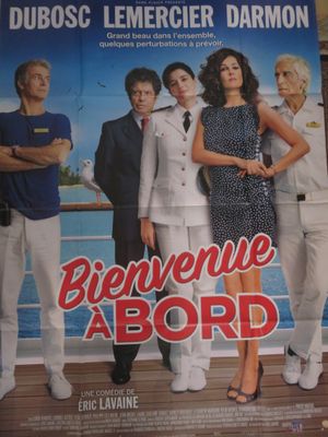 affiche de cinéma représentant un groupe de personnes debout les unes à côté des autres devant un bateau