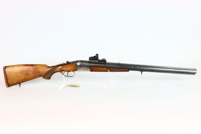 un fusil avec un canon en bois sur fond blanc