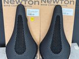 deux nouvelles housses de selle de vélo Newton dans leur emballage