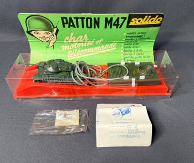 un petit char miniature surmonté d'une radio