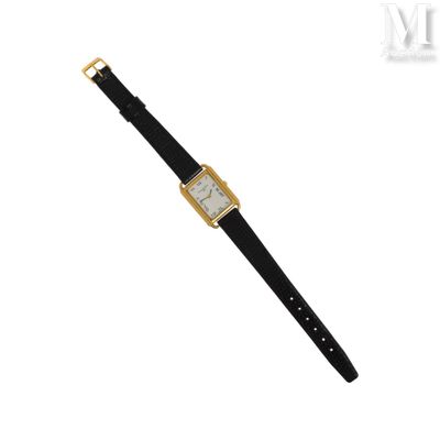 gros plan d'une montre sur une surface blanche avec un bracelet noir