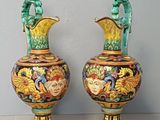 deux vases posés l'un à côté de l'autre sur une table