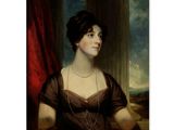 portrait d'une femme en robe marron, portant un collier de perles