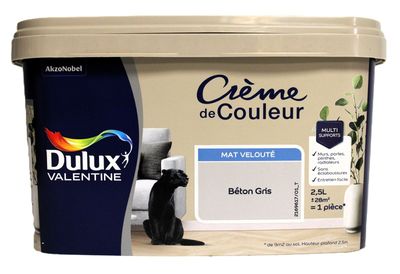 un gros plan sur un pot de peinture sur lequel figure un chien