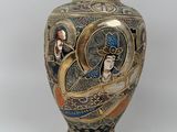 un vase avec l'image d'un homme et d'une femme dessus