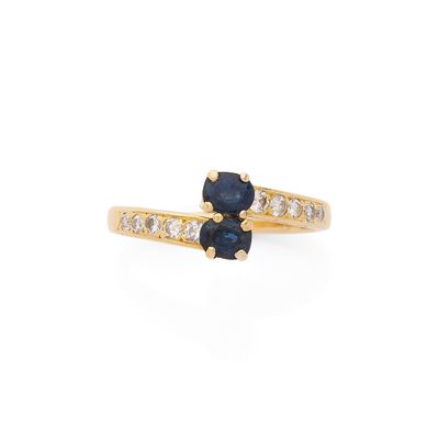 une bague « bypass » en saphir et diamants