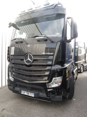 un camion noir garé devant un immeuble