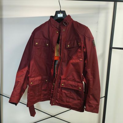 une veste rouge accrochée à un portant dans une pièce