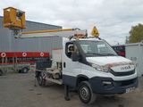 un camion blanc avec une grue à l'arrière