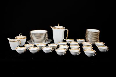 beaucoup de tasses et de soucoupes sur la table