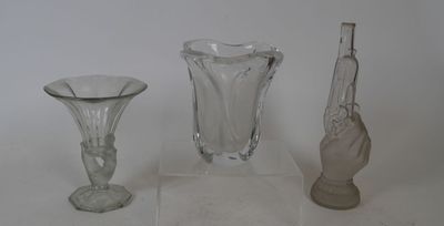 trois vases en verre posés l'un à côté de l'autre sur une table