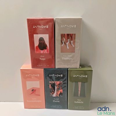 quatre boîtes de produits de soin pour la peau Avon empilées les unes sur les autres