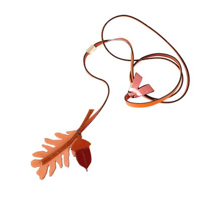 un collier orné d'une feuille et d'un nœud