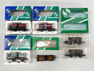 six coffrets de trains miniatures différents, présentés dans des emballages en plastique sur un fond blanc