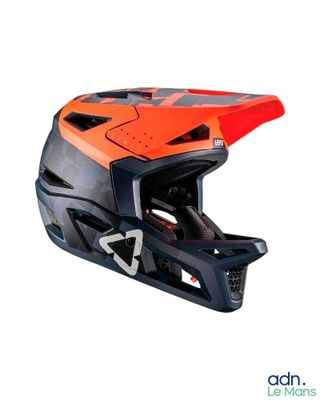 un casque orange et noir sur fond blanc, avec un fond blanc