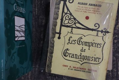 deux livres posés l'un à côté de l'autre sur une table
