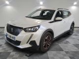 le suv blanc est garé dans le garage sur un sol en damier