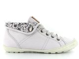 un gros plan sur une paire de chaussures blanches sur fond blanc