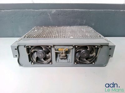 l'arrière d'un boîtier d'ordinateur surmonté de deux ventilateurs