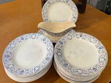 quatre assiettes posées sur une table, avec une cuillère et un bol