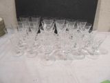 un grand nombre de verres à vin posés sur une table