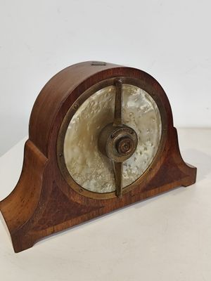 une horloge en bois posée sur une table blanche